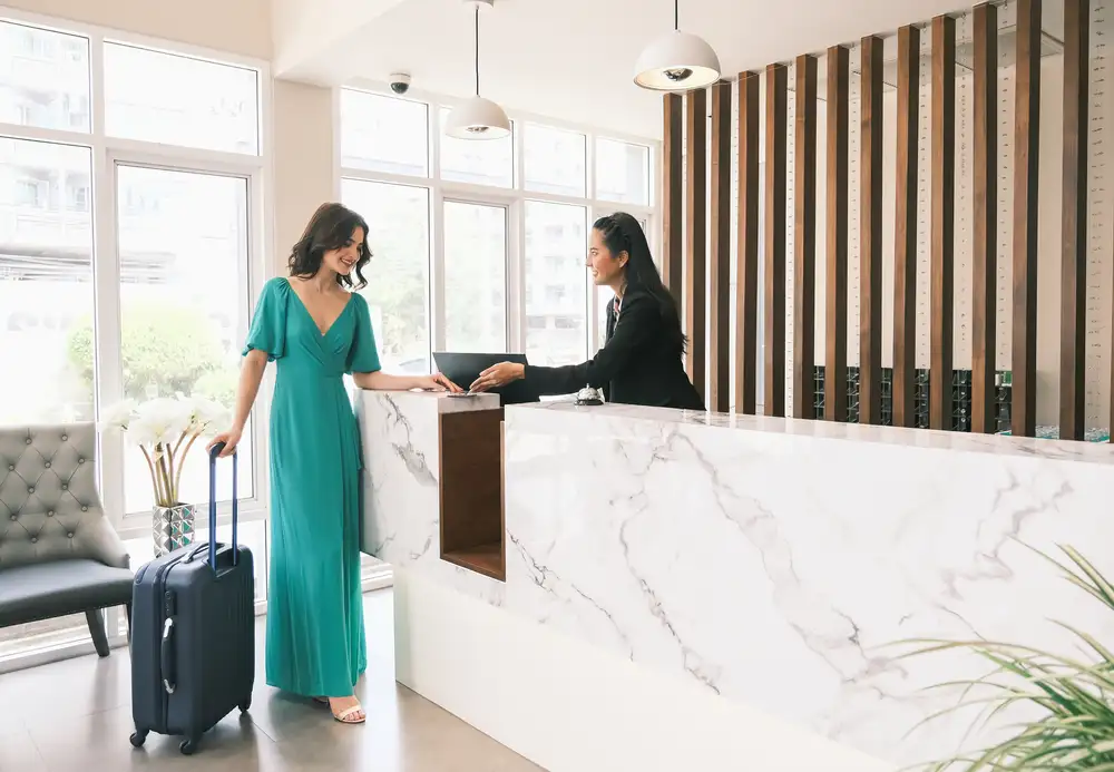Resepsionis hotel premium dengan pelayanan ramah