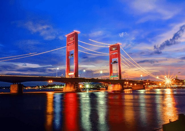 Suasana kota Palembang dengan Jembatan Ampera